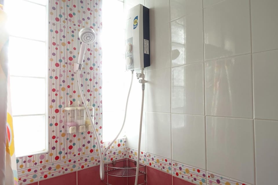 Shower, free toiletries, towels
