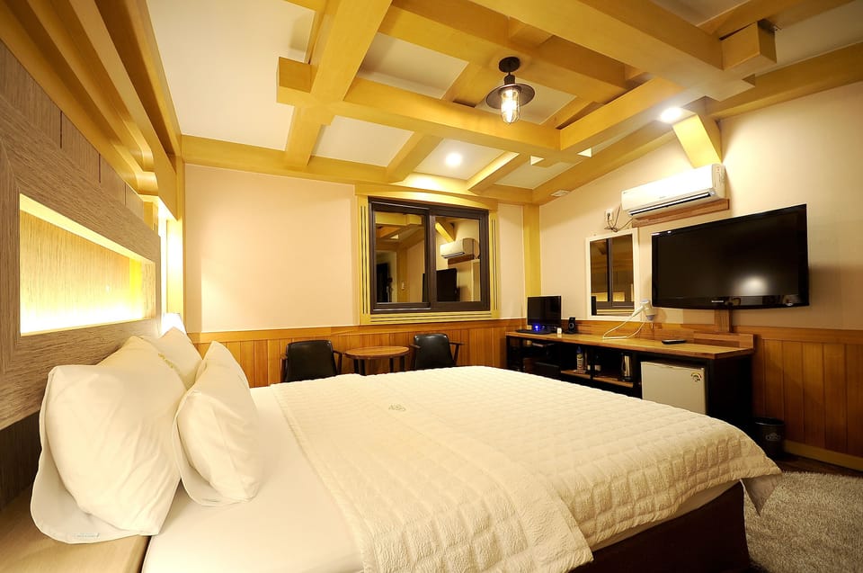 Standard Room | Down comforters, Select Comfort beds, desk, free WiFi