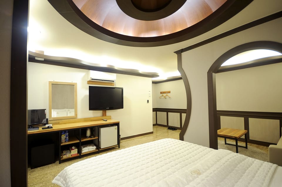 Deluxe Room | Down comforters, Select Comfort beds, desk, free WiFi