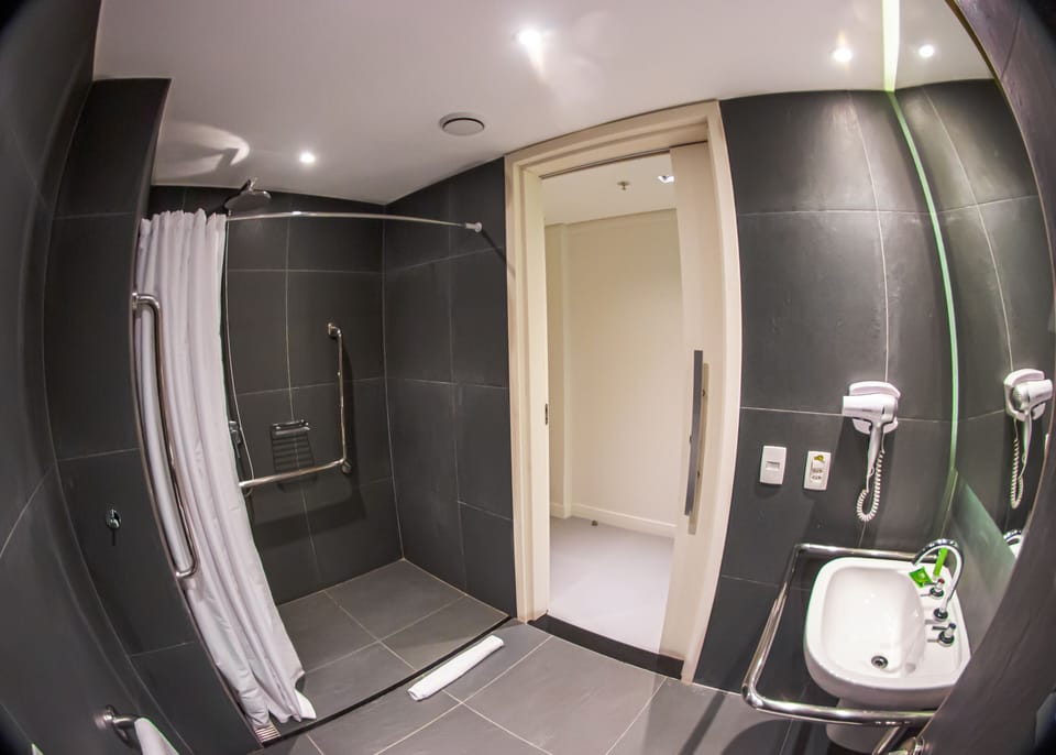 DBC – 1 DB Bed Std | Bathroom | Shower, eco-friendly toiletries, hair dryer, towels