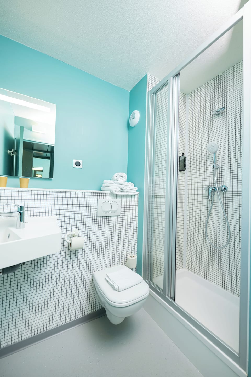 Shower, eco-friendly toiletries, towels