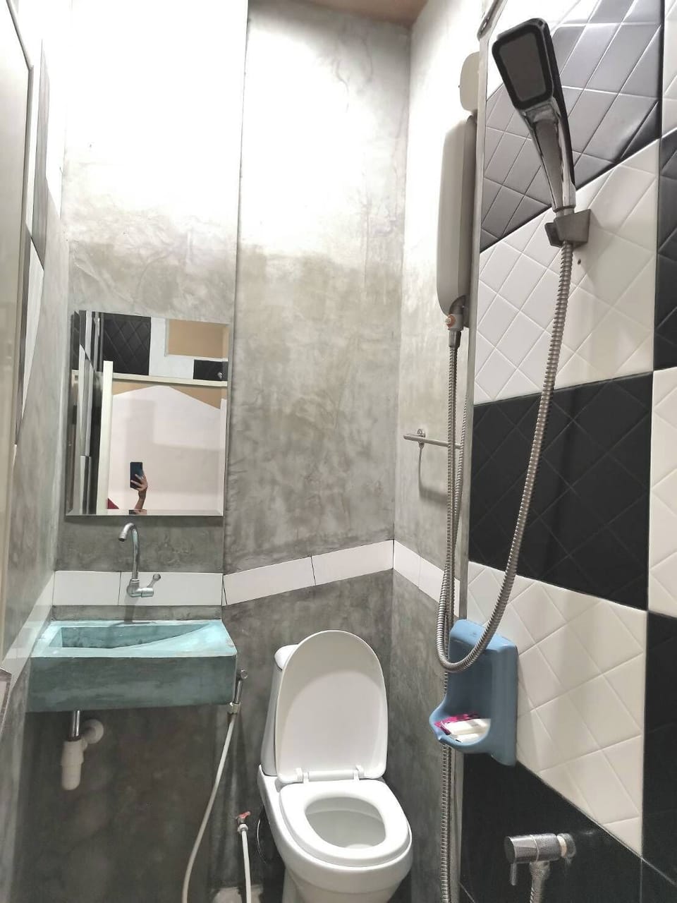 Standard Room with Air and Balcony | Bathroom | Shower, free toiletries, hair dryer, towels