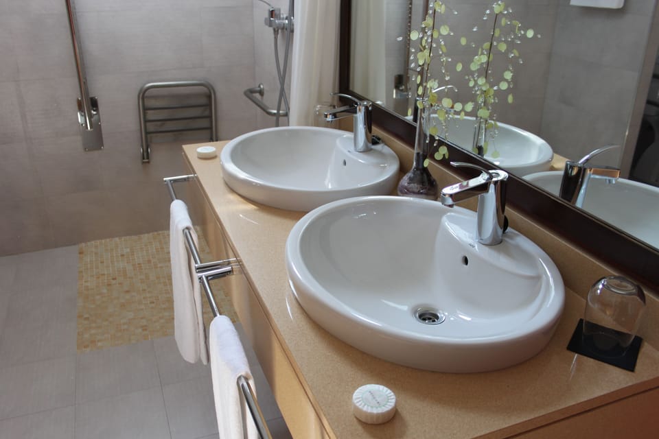 Combined shower/tub, designer toiletries, hair dryer, towels