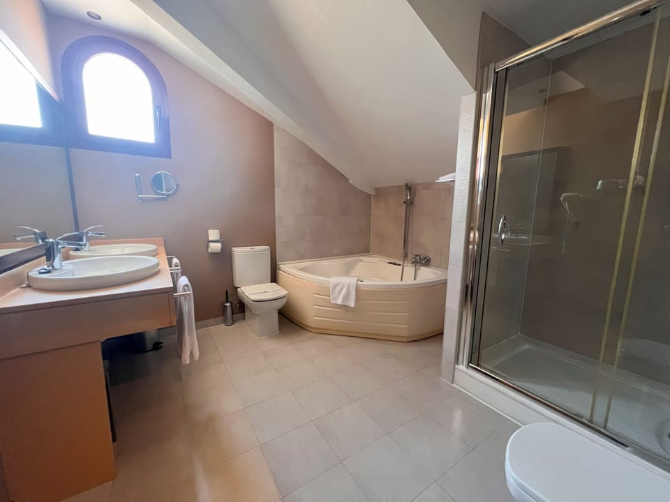1 bedroom, premium bedding, minibar, in-room safe