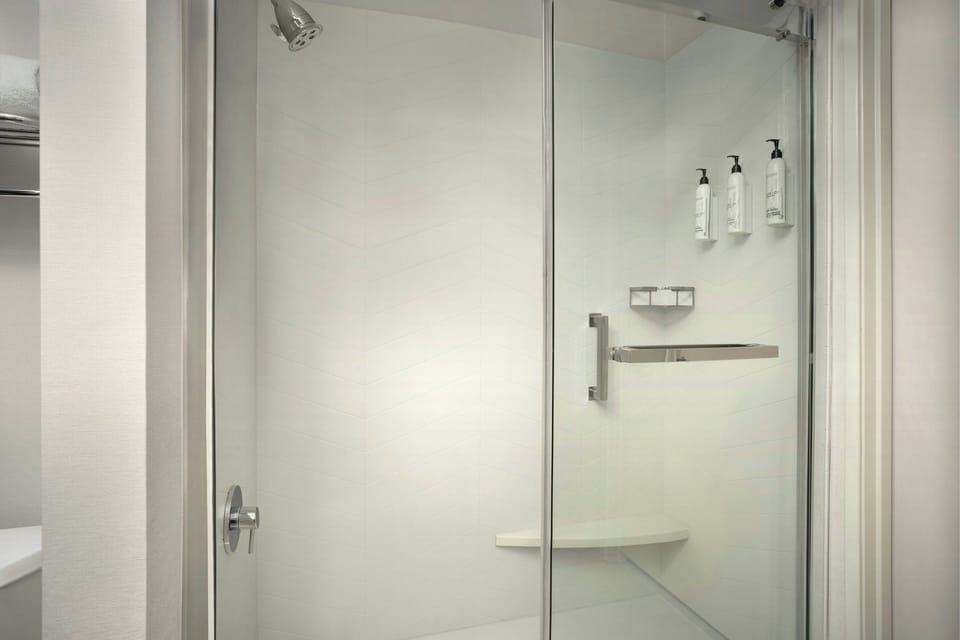 Combined shower/tub, designer toiletries, hair dryer, towels