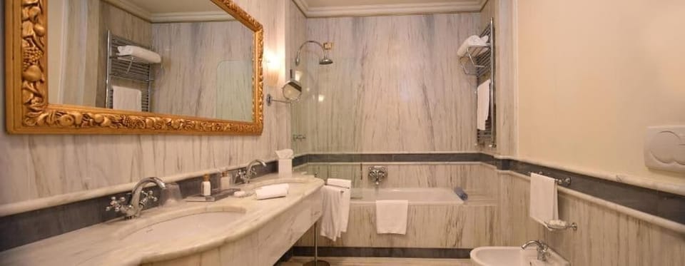 Historical Suite | Bathroom | Combined shower/tub, free toiletries, hair dryer, bathrobes