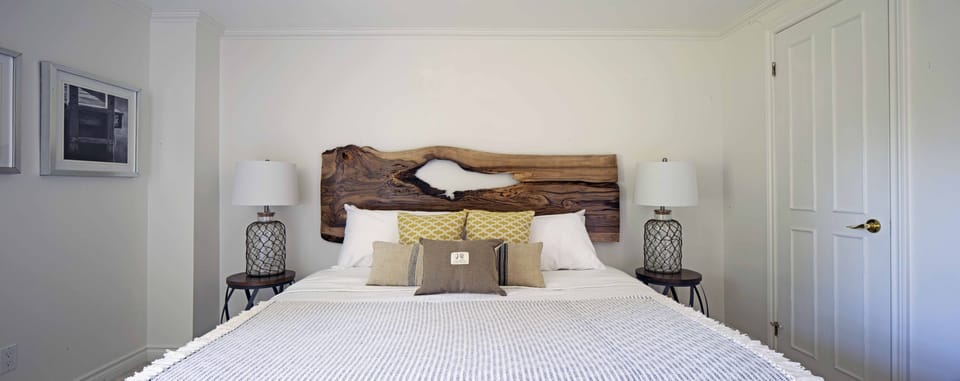 Traditional Room, 1 King Bed | Premium bedding, individually decorated, individually furnished