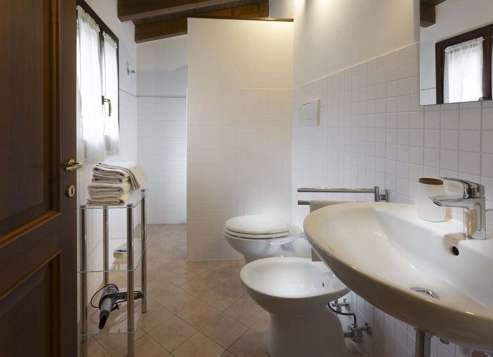 Classic Apartment, 1 Bedroom | Bathroom | Shower, rainfall showerhead, free toiletries, hair dryer