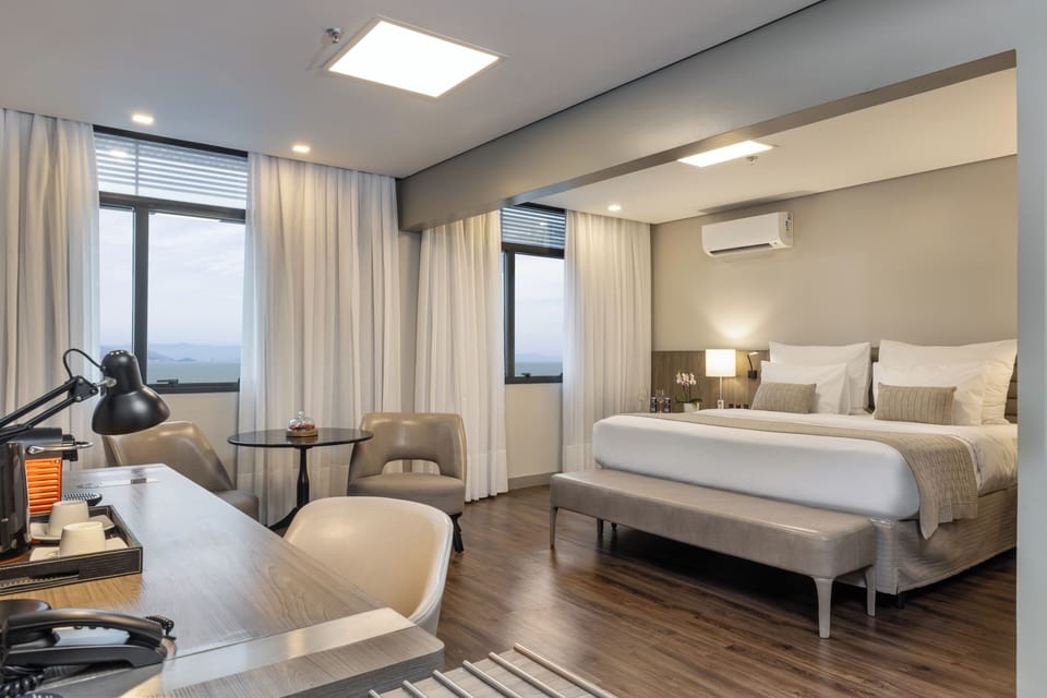 Suite Premium Vista Mar | Premium bedding, pillowtop beds, minibar, in-room safe