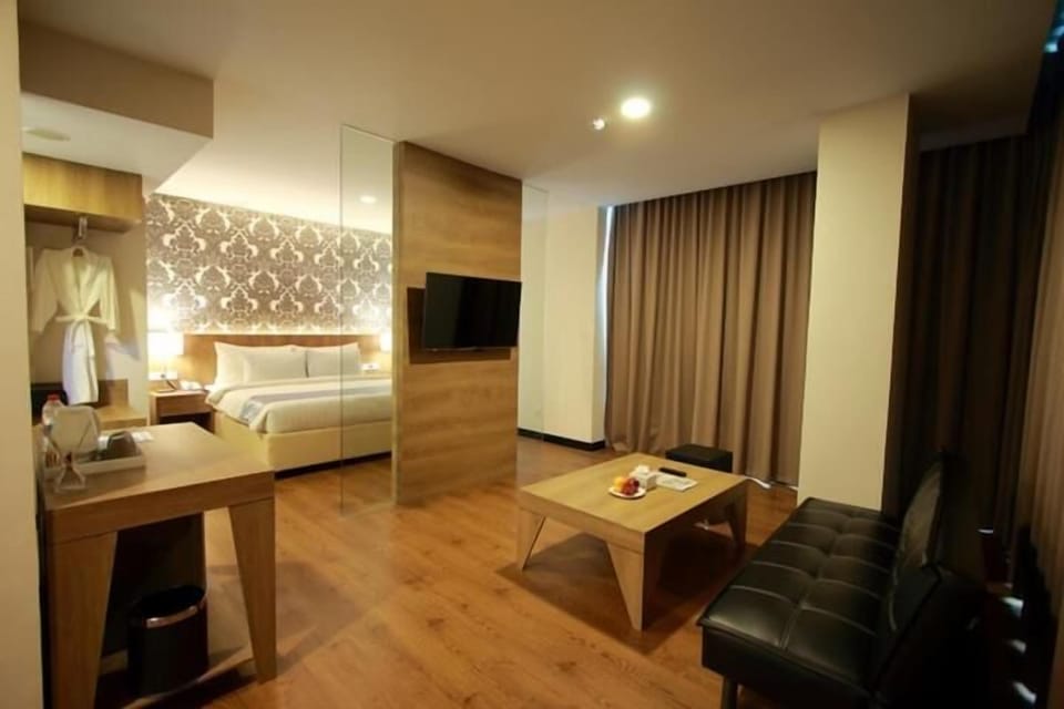 Minibar, desk, soundproofing, WiFi (free)