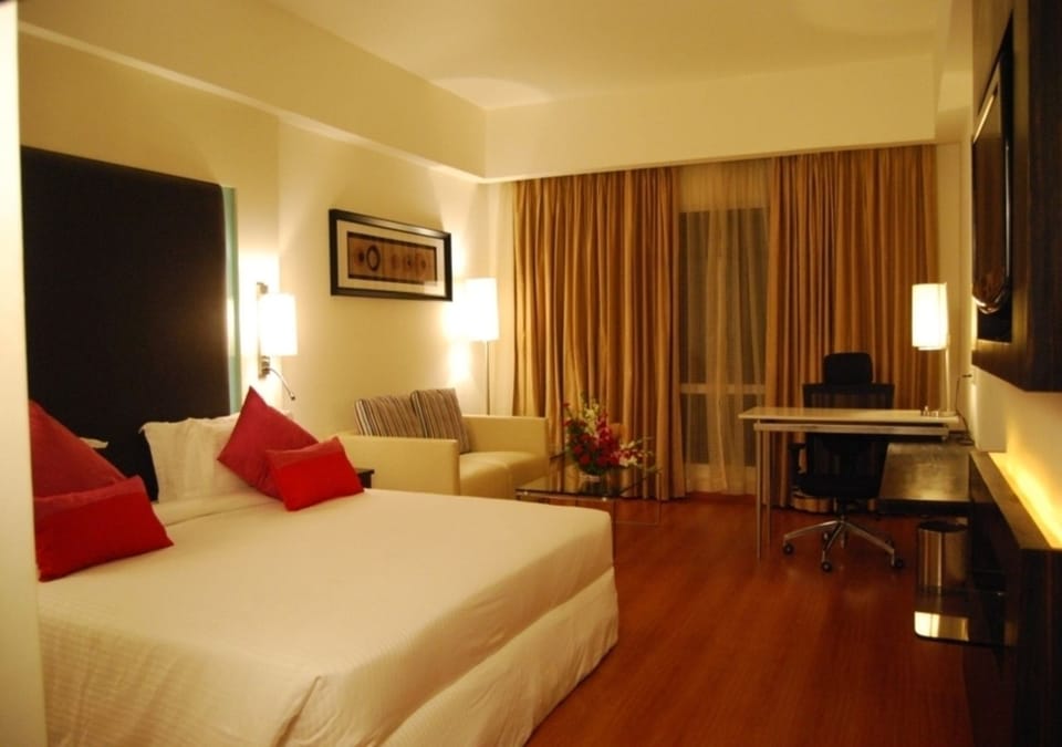 Premium bedding, minibar, in-room safe, desk