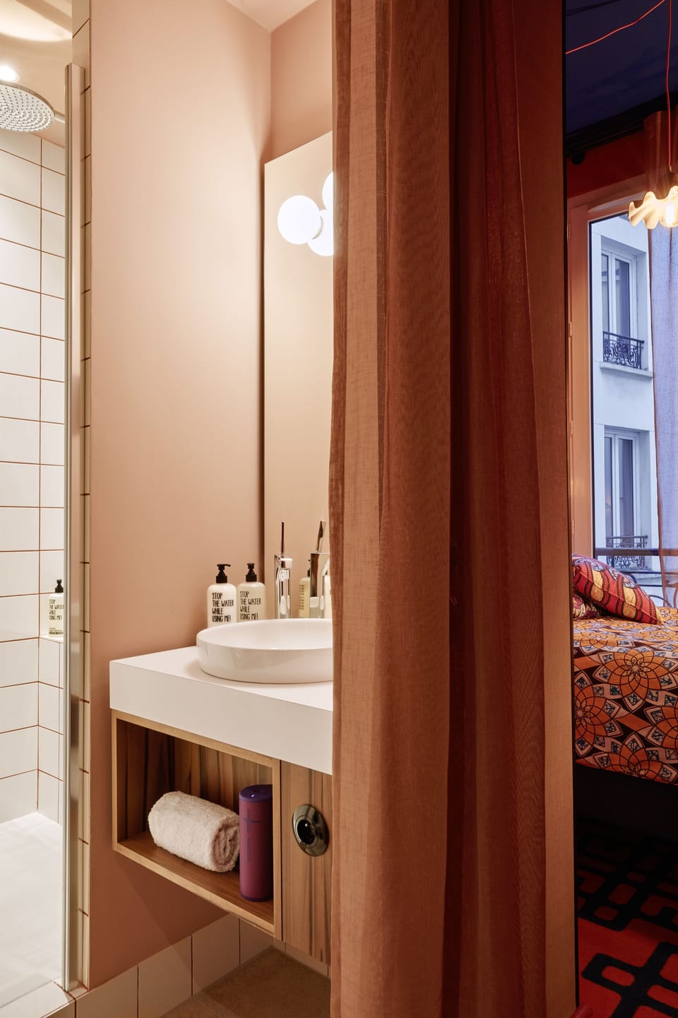 Shower, rainfall showerhead, free toiletries, hair dryer