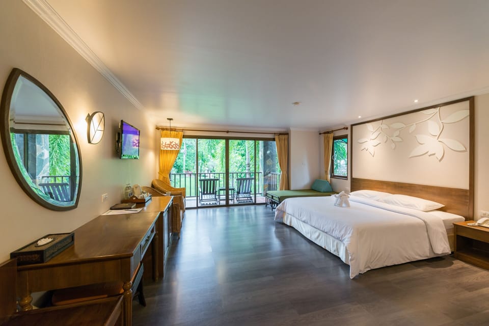 Deluxe Room | Minibar, in-room safe, desk, blackout drapes