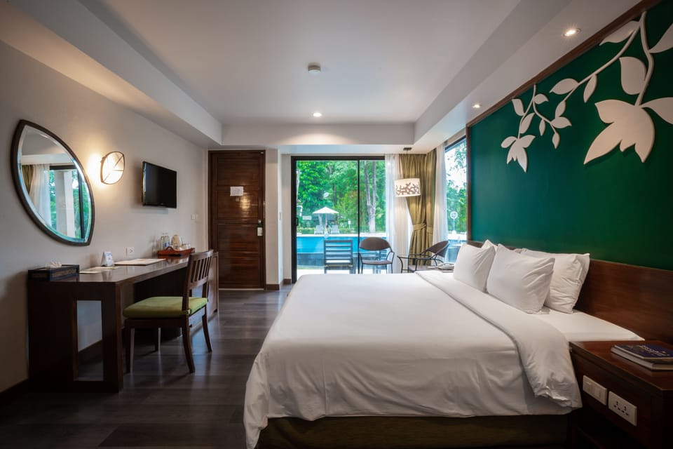 Chalet | Minibar, in-room safe, desk, blackout drapes