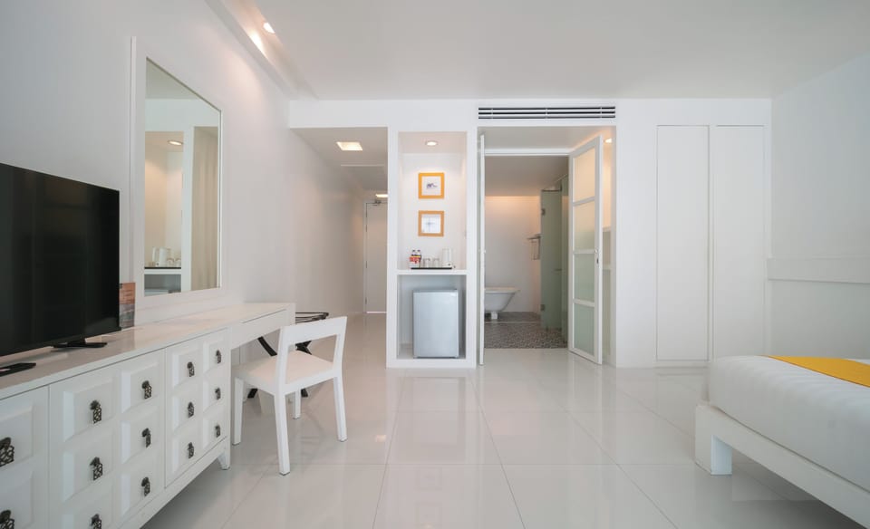 Family Room, 1 Bedroom, Non Smoking, Bathtub | Minibar, in-room safe, desk, blackout drapes