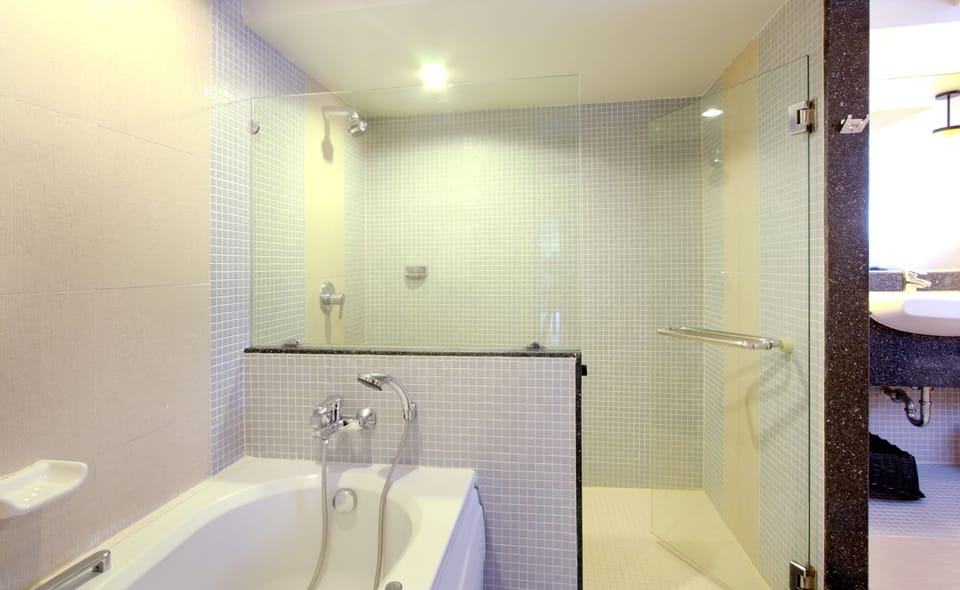 Premium Deluxe Room  | Bathroom | Free toiletries, hair dryer, bathrobes, slippers