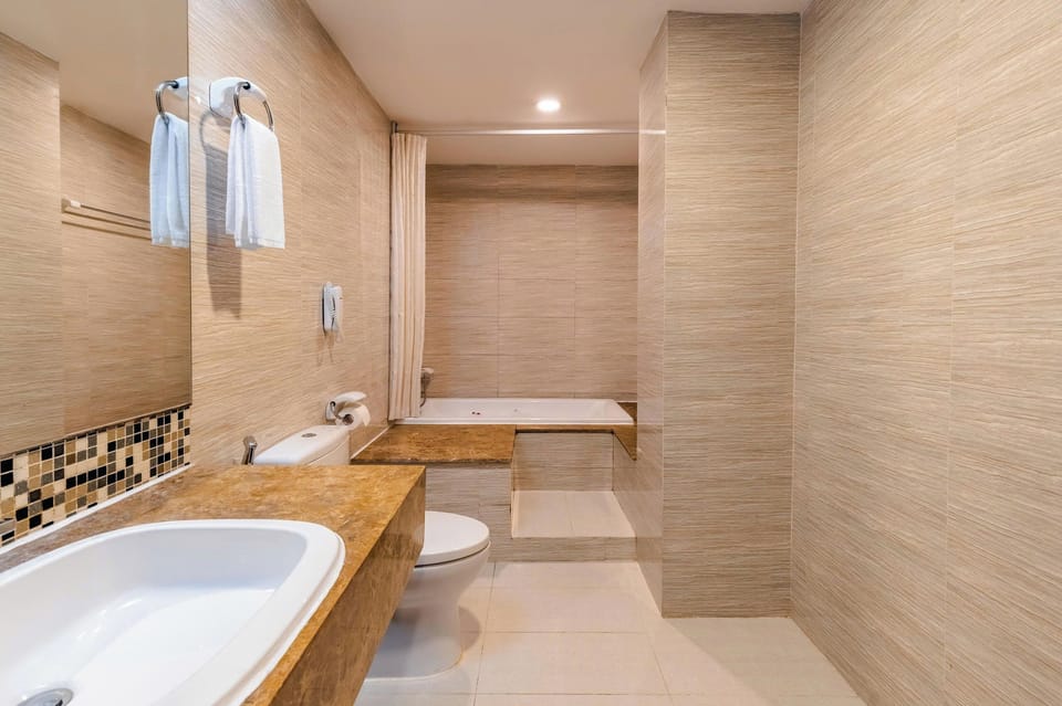 Deluxe Double Room, City View | Bathroom | Separate tub and shower, free toiletries, hair dryer, slippers