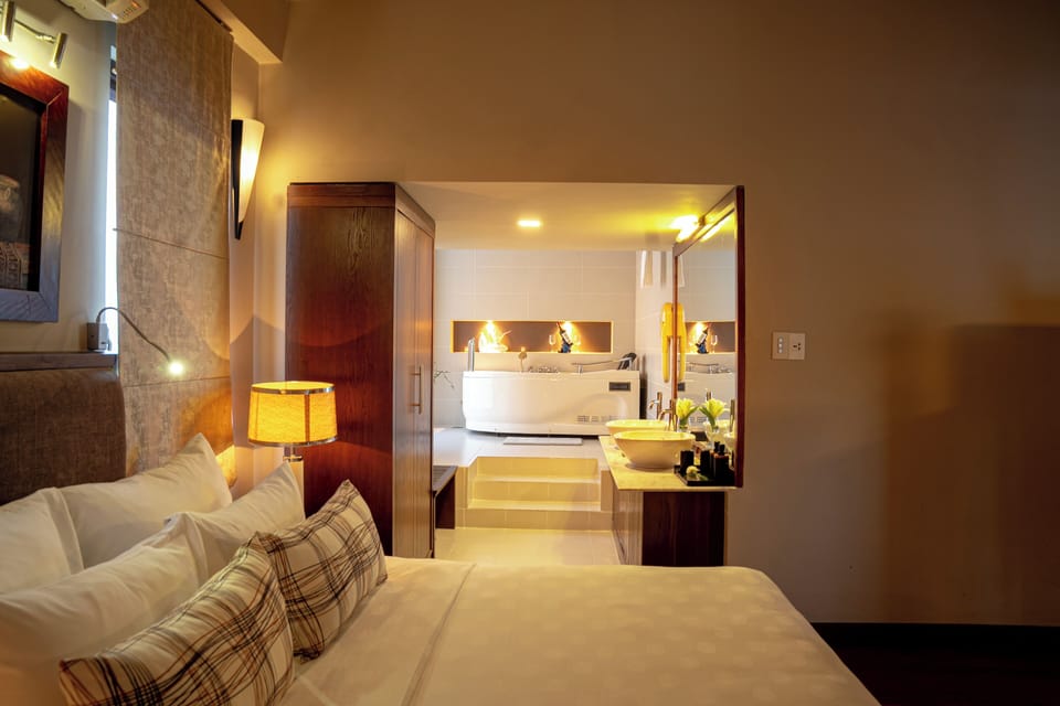 Asia suite | Bathroom | Combined shower/tub, free toiletries, hair dryer, bathrobes