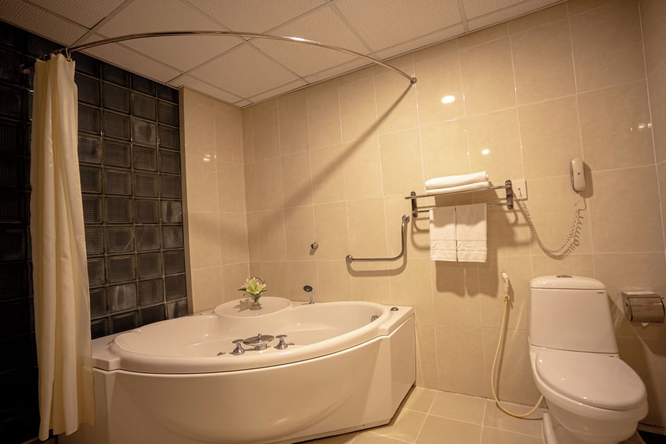 Executive Deluxe | Bathroom | Combined shower/tub, free toiletries, hair dryer, bathrobes