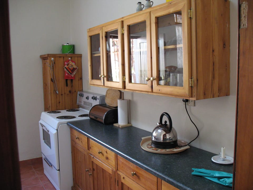 Comfort Cottage, 1 Bedroom (5C Bell Street) | Private kitchen | Full-size fridge, microwave, oven, stovetop