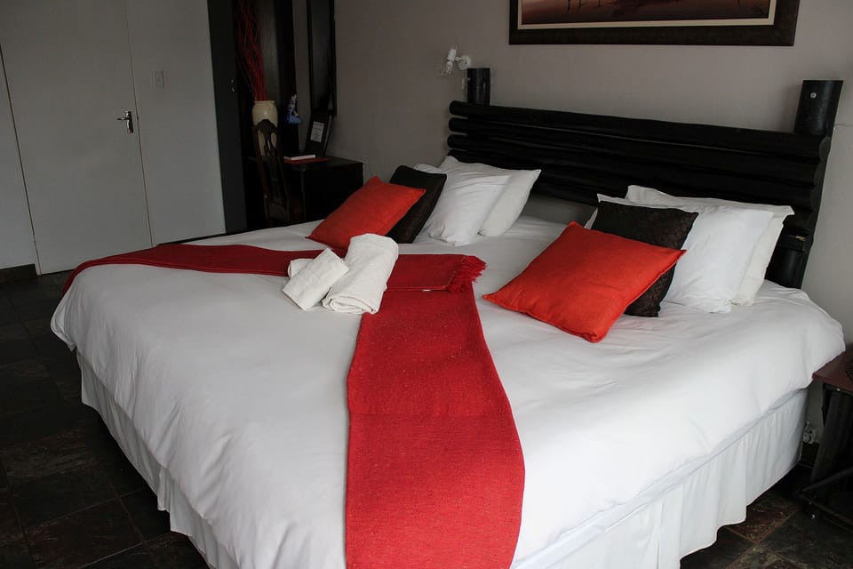 Standard Twin Room | Desk, laptop workspace, WiFi (free), bed sheets