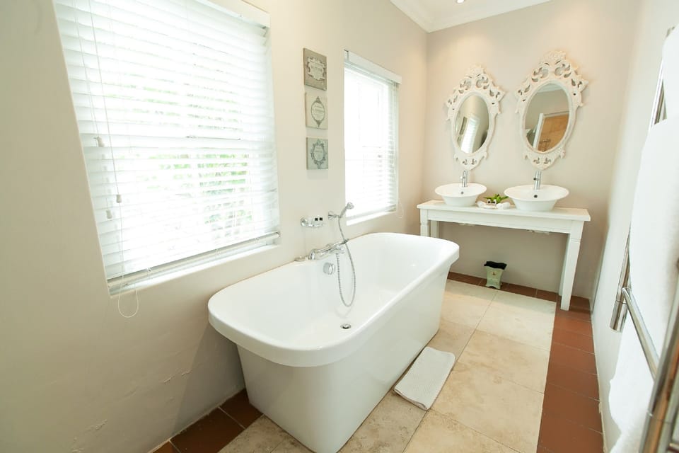 Family Room, 1 Bedroom | Bathroom | Shower, free toiletries, hair dryer, towels