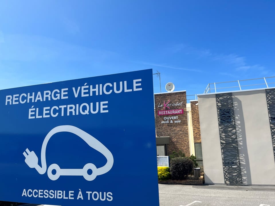 Electric vehicle charging station