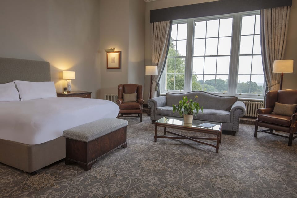 Junior Suite | In-room safe, desk, laptop workspace, blackout drapes