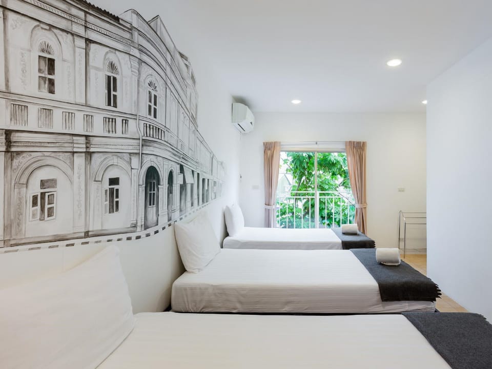 Standard Triple Room | Bathroom | Shower, free toiletries, hair dryer, towels