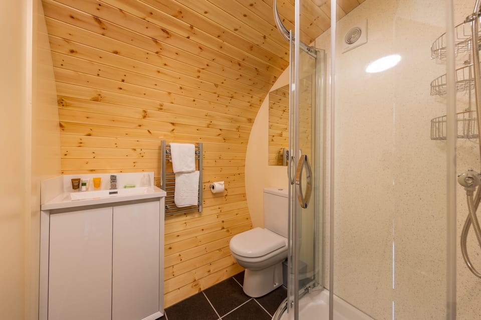Cabin | Bathroom | Combined shower/tub, free toiletries, hair dryer, towels