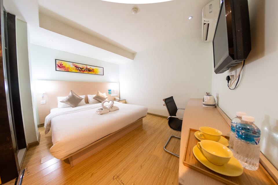 Standard King, No Window | Desk, bed sheets
