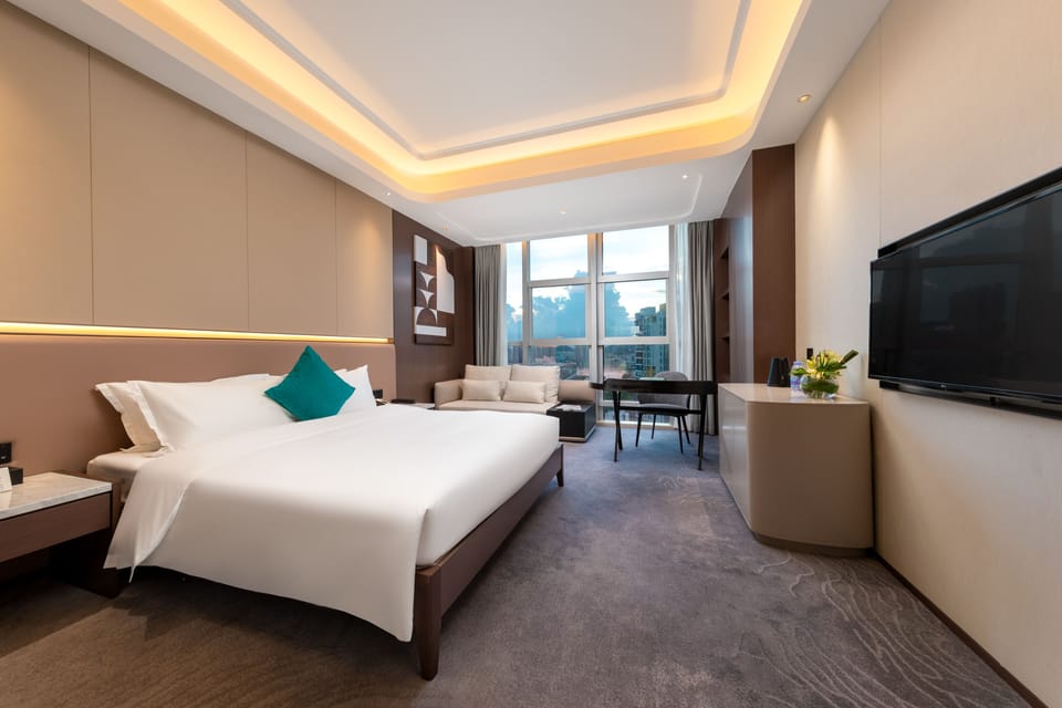 Executive Deluxe King Room | Minibar, in-room safe, desk, blackout drapes