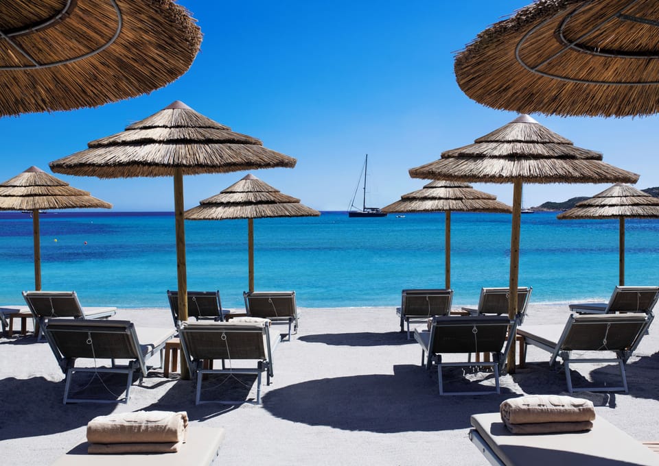 Private beach nearby, white sand, free beach shuttle