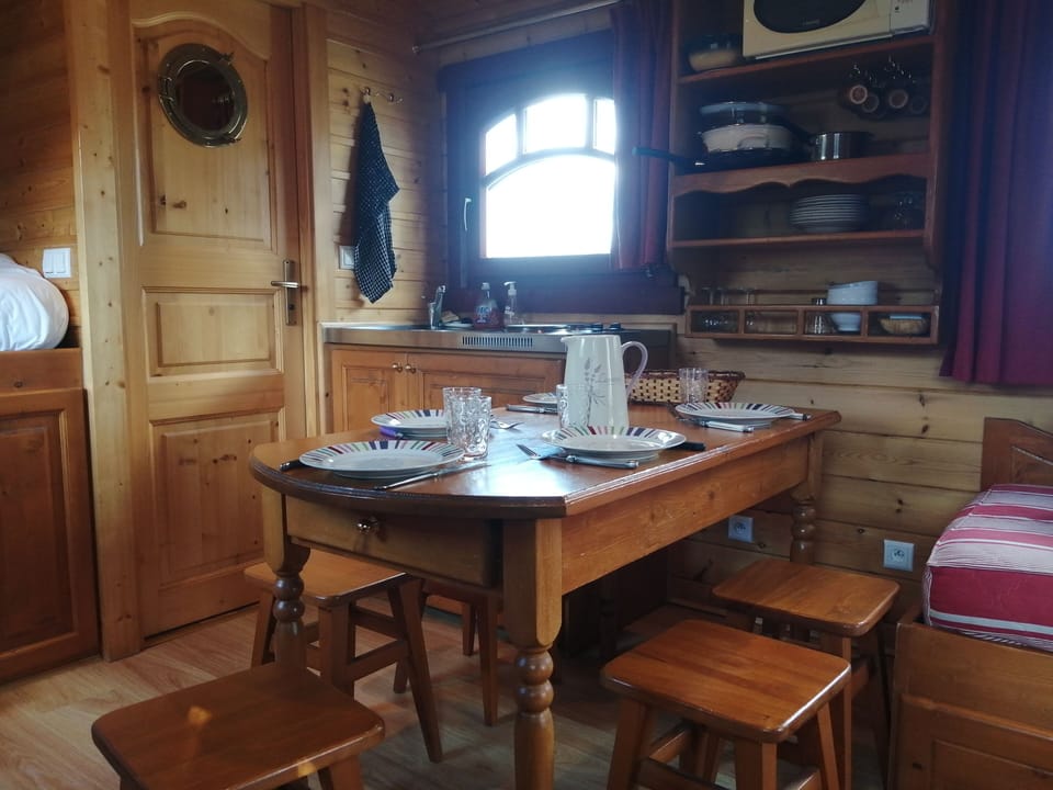 Mobile Home (Roulotte) | Private kitchen | Fridge, stovetop, coffee/tea maker, electric kettle