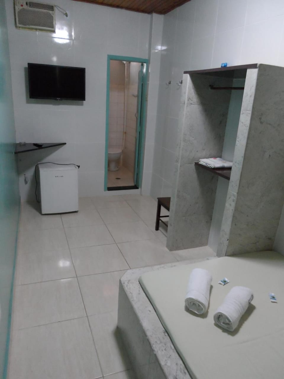 Shower, free toiletries, towels