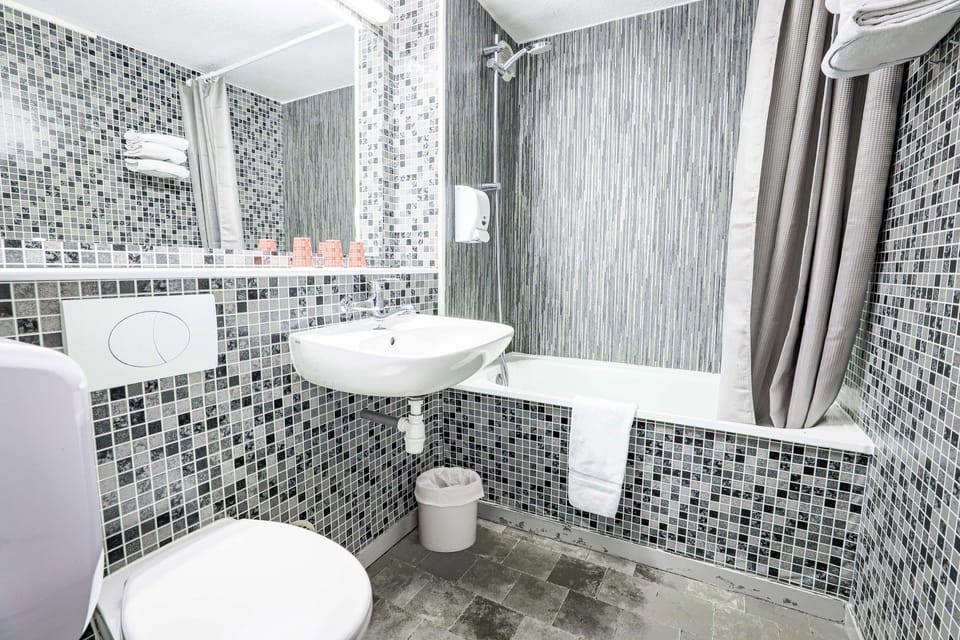 Combined shower/tub, eco-friendly toiletries, hair dryer, towels