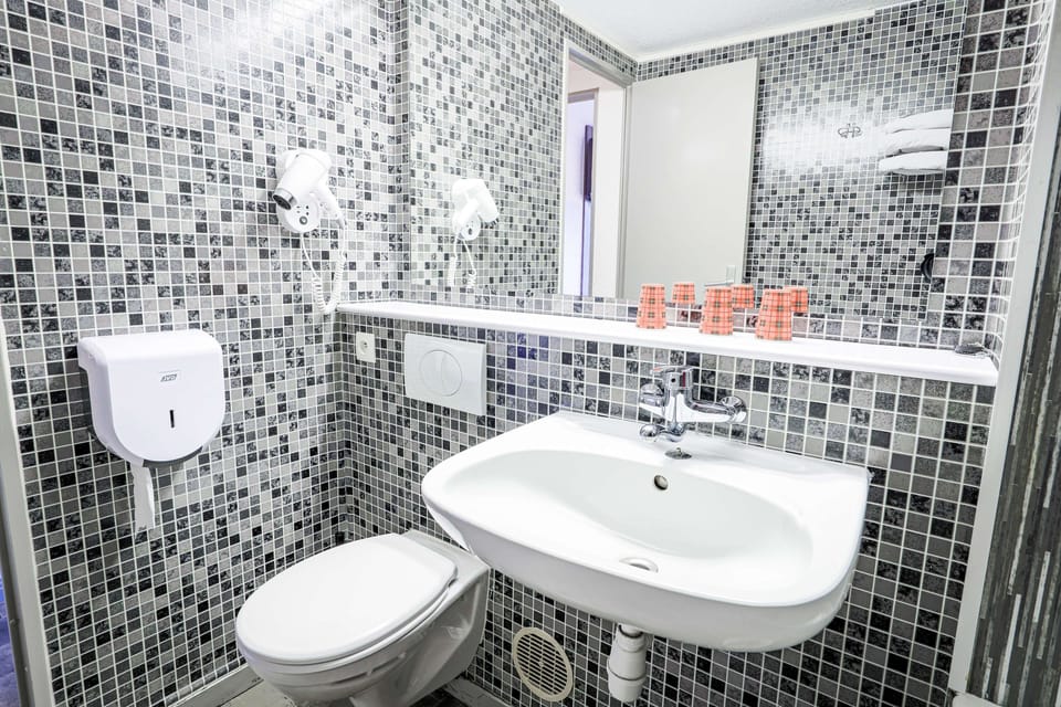 Combined shower/tub, eco-friendly toiletries, hair dryer, towels