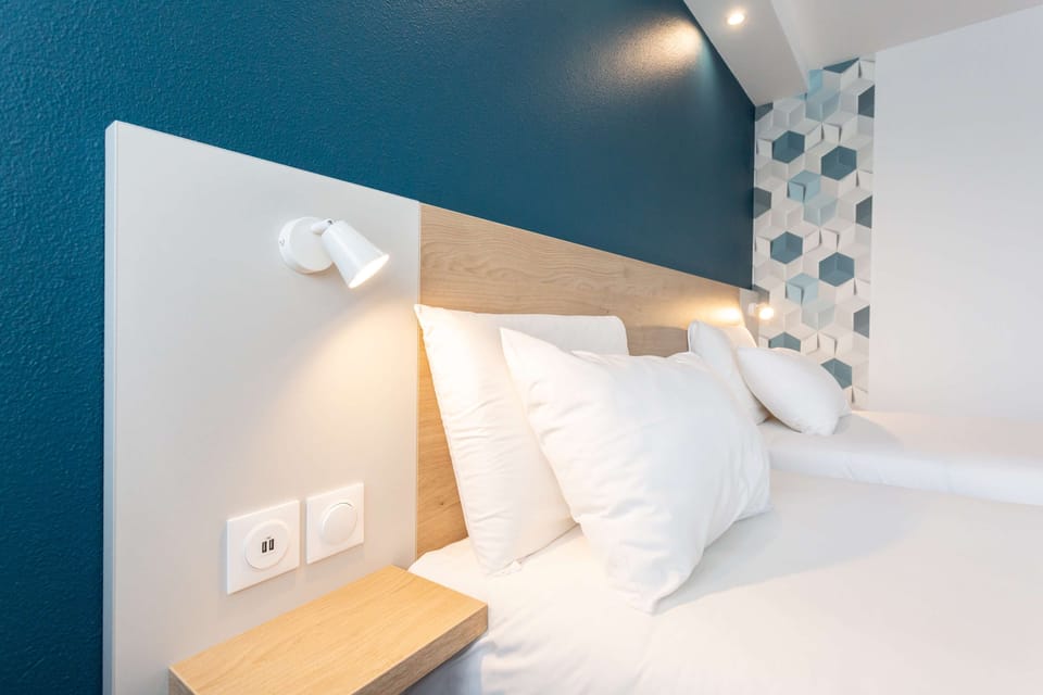 Standard Room, 2 Twin Beds | Premium bedding, individually decorated, desk, laptop workspace