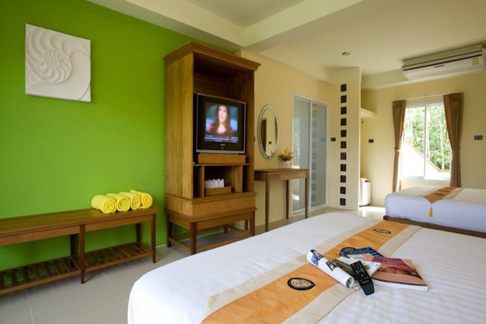 Desk, soundproofing, rollaway beds (surcharge), WiFi (free)