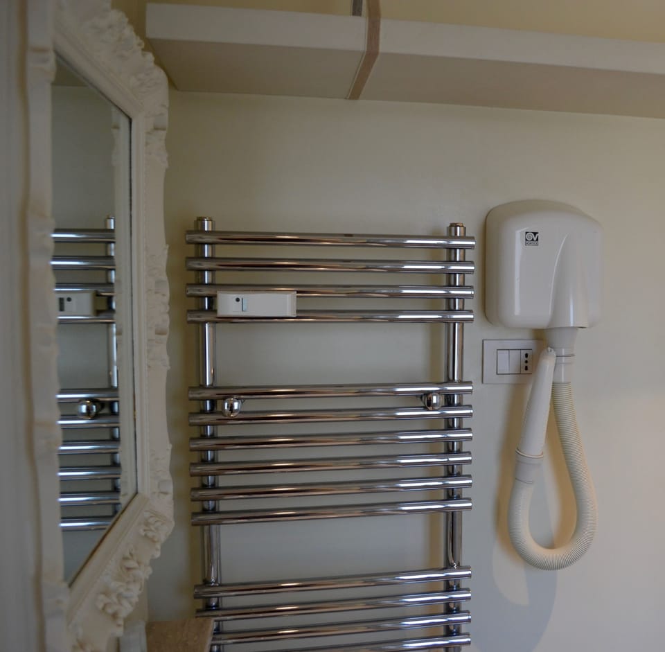 Double Room, 1 Bedroom | Bathroom | Shower, free toiletries, hair dryer, bidet