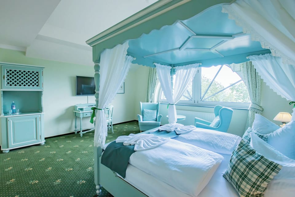 Junior Double Room, 1 Queen Bed, Bathtub | In-room safe, desk, free WiFi, bed sheets