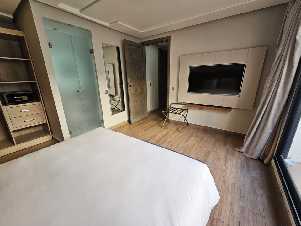 Executive Suite | 1 bedroom, premium bedding, pillowtop beds, in-room safe