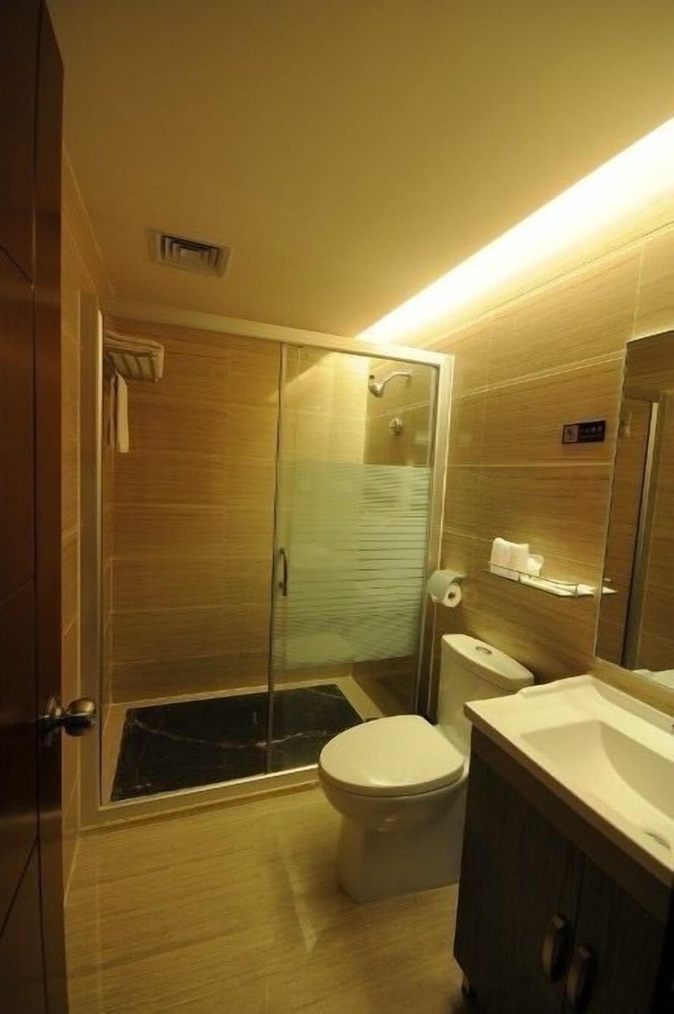 Business Room | Bathroom | Shower, free toiletries, hair dryer, slippers