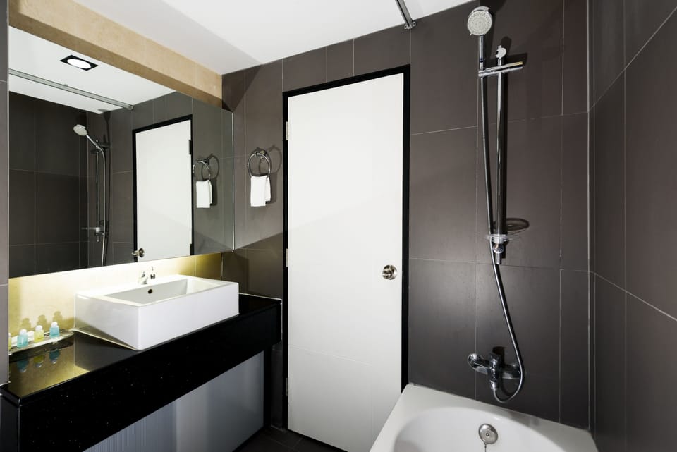 Combined shower/tub, deep soaking tub, free toiletries, hair dryer