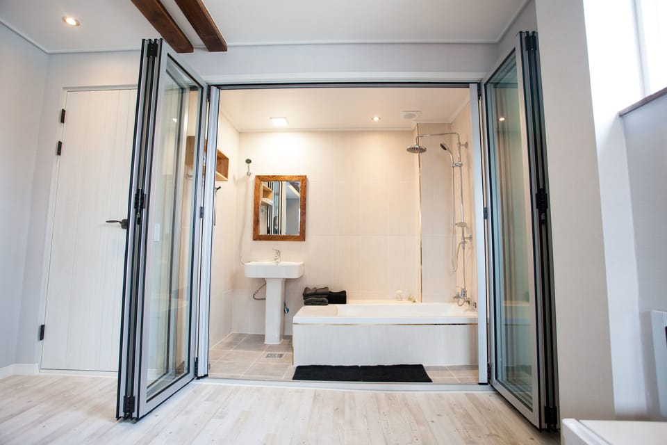 Room 304 | Bathroom | Shower, free toiletries, hair dryer, slippers