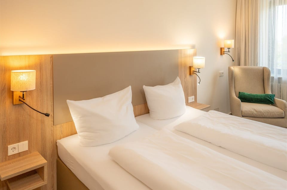 Comfort Room | Hypo-allergenic bedding available, desk, laptop workspace