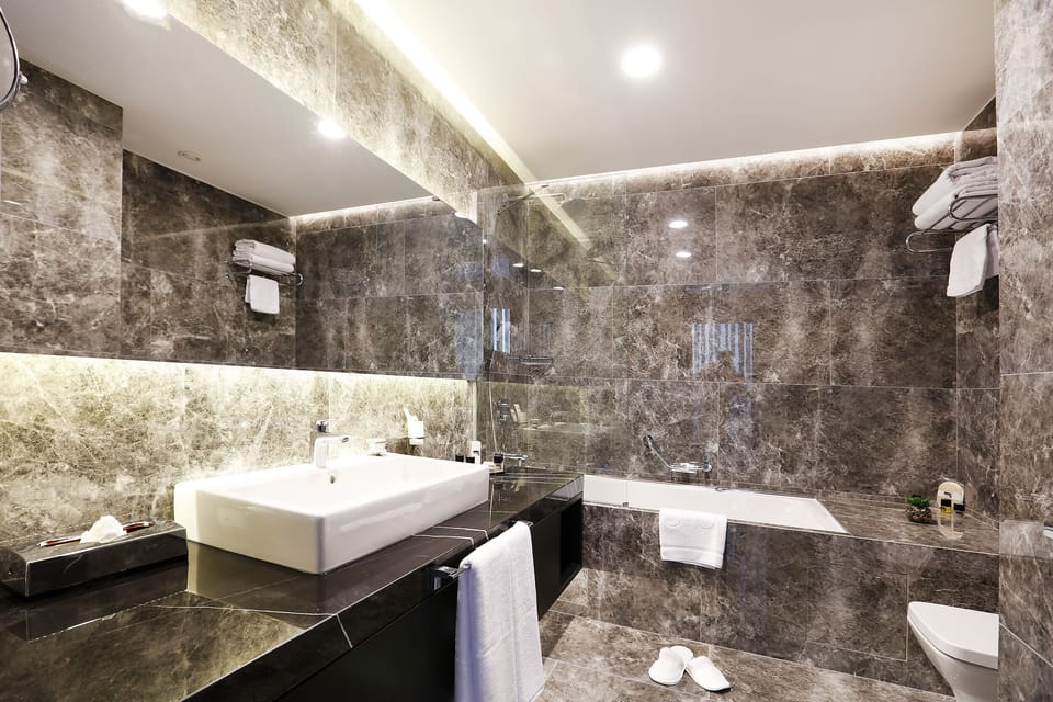 Shower, rainfall showerhead, free toiletries, hair dryer