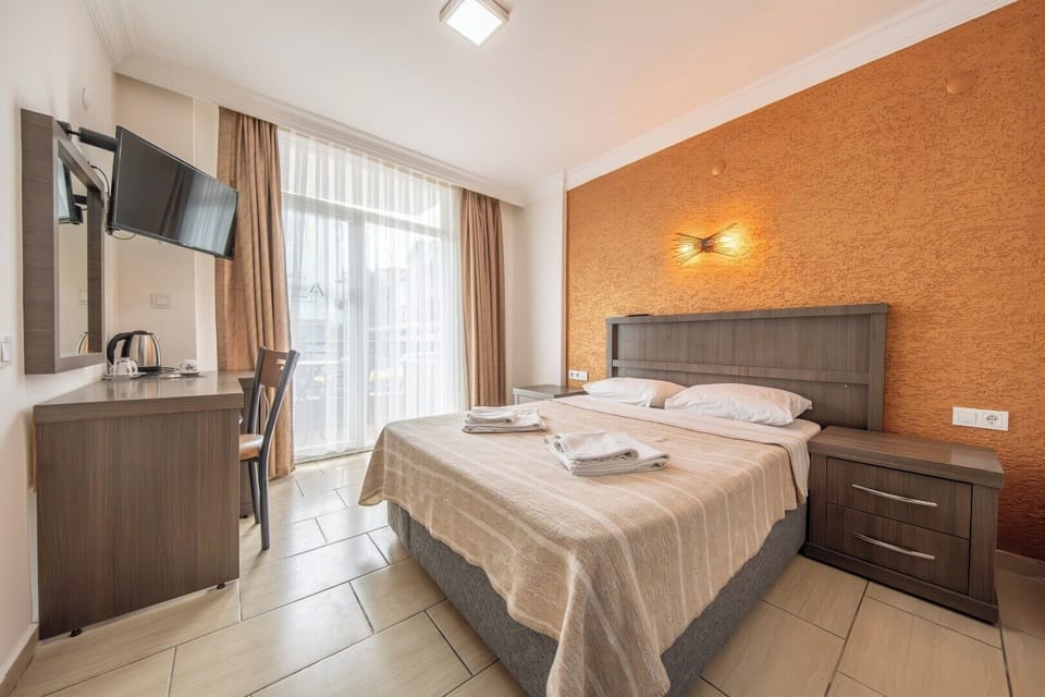 Double Room | In-room safe, desk, free cribs/infant beds, free WiFi