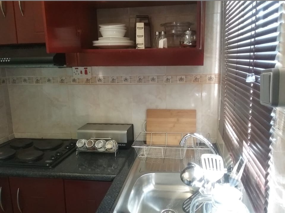 Coffee/tea maker, full-size fridge, microwave, stovetop