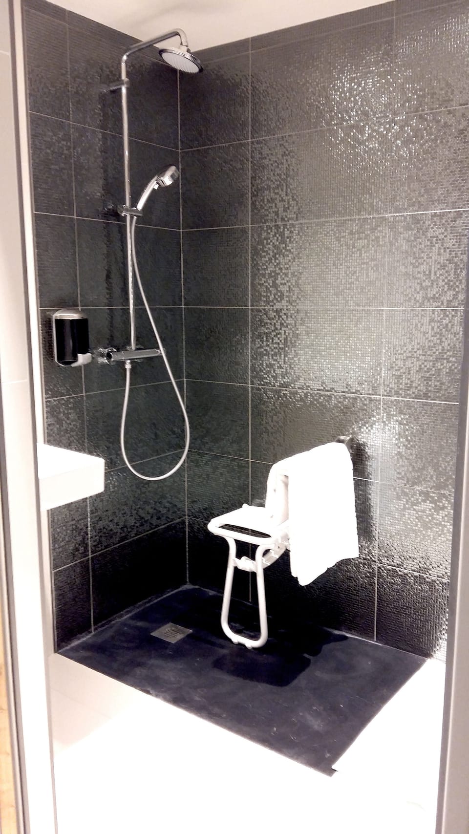 Standard Double Room, Ensuite | Bathroom | Shower, hydromassage showerhead, free toiletries, towels